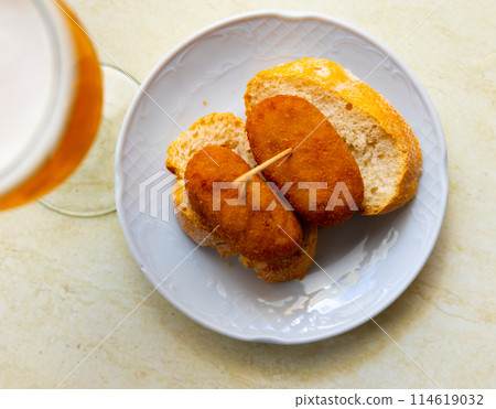 Fried croquettes served with bread on platter Fried croquettes served with bread on platter 114619032
