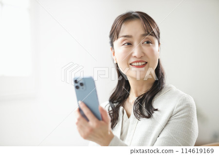 Business woman watching smaho 114619169