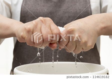 擰乾抹布 徒手擰乾 114619182