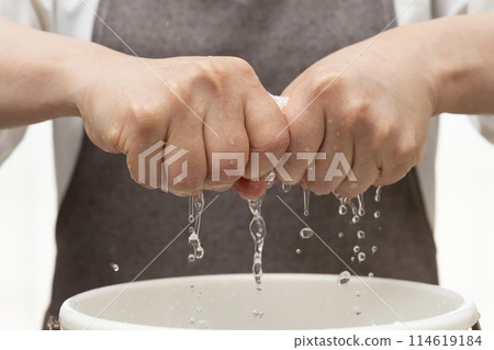 擰乾抹布 徒手擰乾 114619184