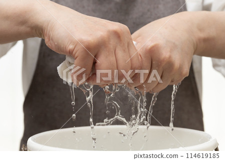 擰乾抹布 徒手擰乾 擰乾抹布 徒手擰乾 114619185