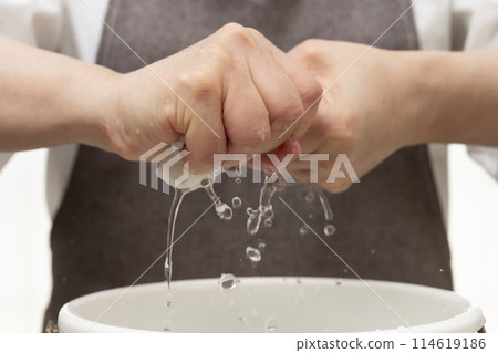 擰乾抹布 徒手擰乾 114619186