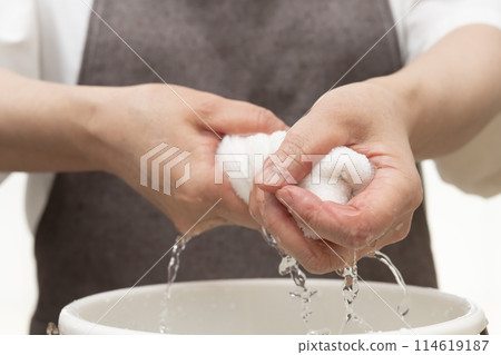 擰乾抹布 徒手擰乾 114619187