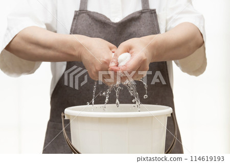 擰乾抹布 徒手擰乾 114619193