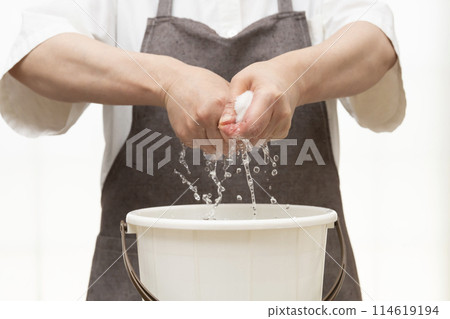 擰乾抹布 徒手擰乾 擰乾抹布 徒手擰乾 114619194