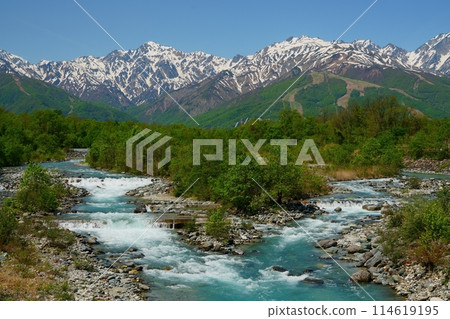 姬川因融雪而水位上升，北阿爾卑斯山仍有殘雪。 114619195