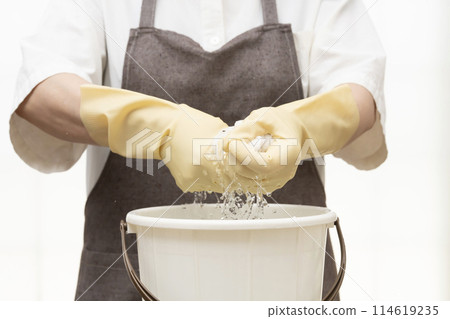 擰乾抹布，戴上橡膠手套擰乾 114619235