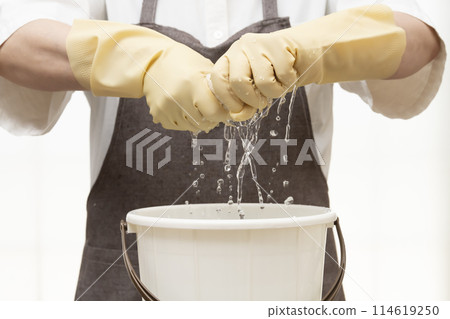 擰乾抹布,戴上橡膠手套擰乾 擰乾抹布,戴上橡膠手套擰乾 114619250