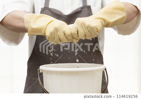 擰乾抹布，戴上橡膠手套擰乾 114619256