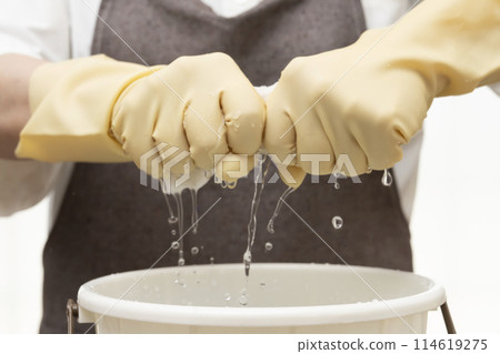 擰乾抹布，戴上橡膠手套擰乾 114619275