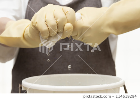 擰乾抹布，戴上橡膠手套擰乾 114619284