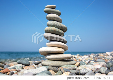 Pyramid of stones on the seashore. balance and harmony of life and rest 114619287