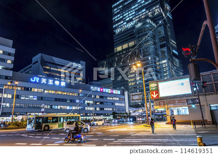 Scenery in front of Tennoji Station at night 114619351