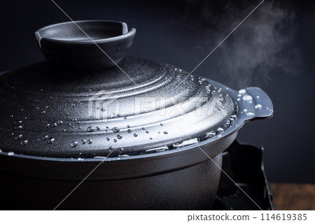 Earthenware pot 114619385