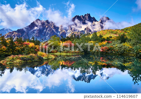 仙人池的絕景，清晰映照出劍嶽山與紅葉 114619607