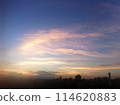 流動的雲彩和日落 114620883