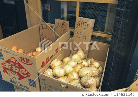 賣新洋蔥和胡蘿蔔的蔬菜水果商 賣新洋蔥和胡蘿蔔的蔬菜水果商 114621145