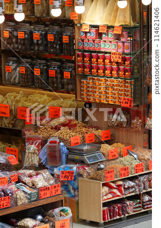 香港德輔堂西面的一家干貝和鹽乾魚的商店。有些人不知道該用哪種菜 114621406