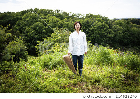 享受鄉村生活的可愛女人 114622270