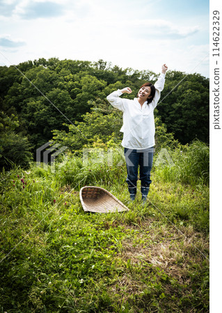 享受鄉村生活的可愛女人 114622329