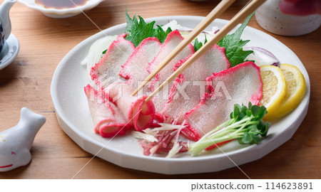 Minke whale bacon slices, local dish from Taiji, Wakayama Prefecture (available at supermarkets) 114623891