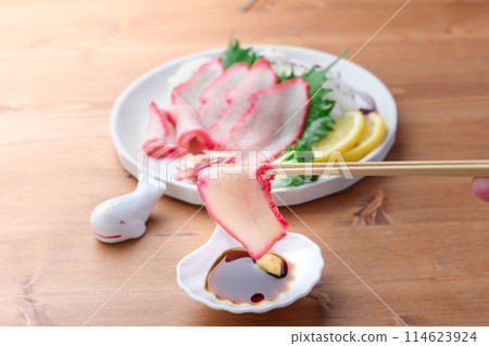 Minke whale bacon slices, local dish from Taiji, Wakayama Prefecture (available at supermarkets) 114623924