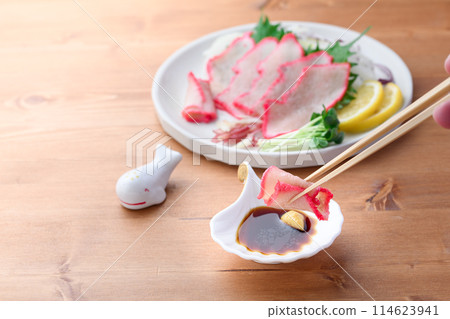 Minke whale bacon slices, local dish from Taiji, Wakayama Prefecture (available at supermarkets) 114623941