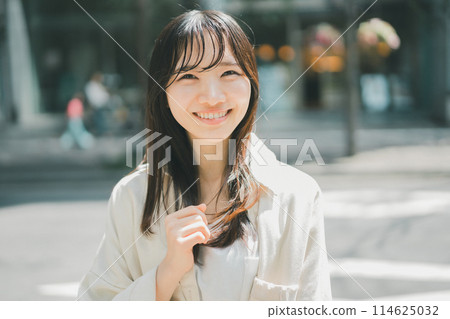 Young woman in the city Young woman in the city 114625032
