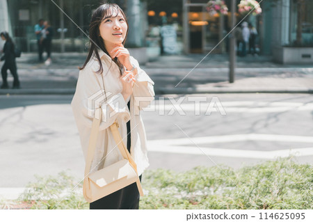 A young lady walking in the city 114625095