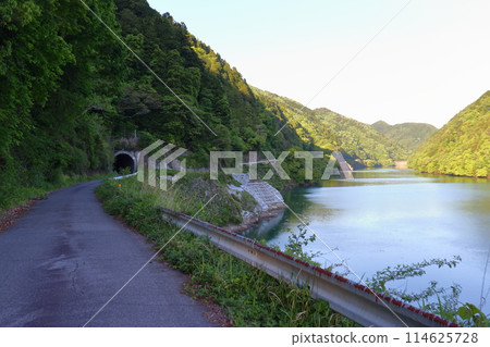 National Route 418 and Tabiako Bridge on the shore of the Maruyama Dam, which will be submerged in the future National Route 418 and Tabiako Bridge on the shore of the Maruyama Dam, which will be submerged in the future 114625728