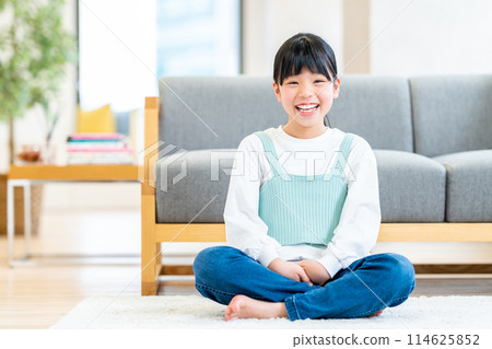 小學生在客廳裡放鬆 114625852