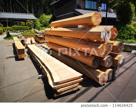 Octagonal shaped wood 114626425