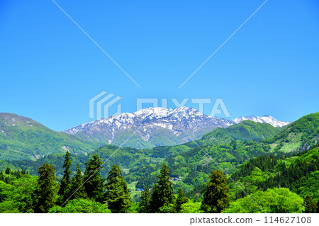 從小谷小學附近看到的金山和天狗原山（長野縣小谷村）[2024 年 5 月] 114627108