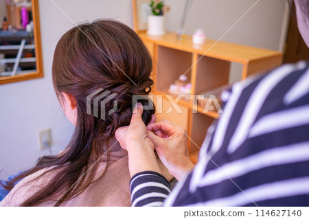 一位年輕女子在美容院做髮型的後視圖 114627140