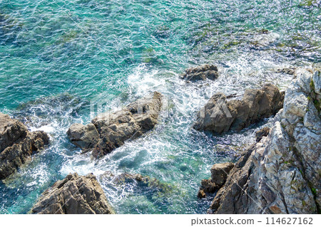 在高度透明的海洋中，海浪拍打著礁石 114627162