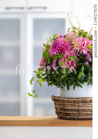 廚房櫃檯上美麗的粉紅色插花 114627878