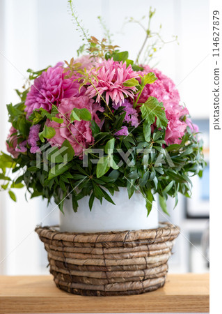 廚房櫃檯上美麗的粉紅色插花 114627879