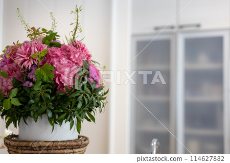 廚房櫃檯上美麗的粉紅色插花 廚房櫃檯上美麗的粉紅色插花 114627882