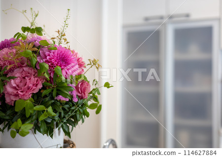 廚房櫃檯上美麗的粉紅色插花 廚房櫃檯上美麗的粉紅色插花 114627884