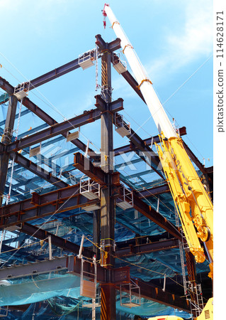 建築施工期間在鋼架上工作的起重機 114628171
