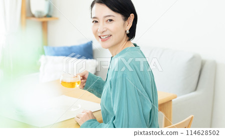  婦女喝涼茶 114628502