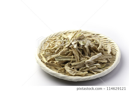 漏勺中的 Kiriboshi 蘿蔔(白色背景) 漏勺中的 Kiriboshi 蘿蔔(白色背景) 114629121