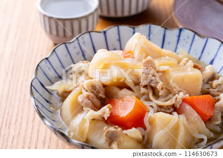 Meat and potatoes with sake 114630673