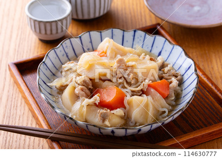 Meat and potatoes with sake 114630777