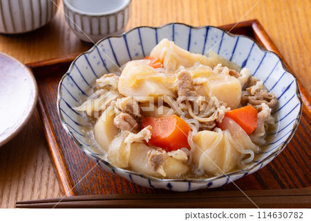 Meat and potatoes with sake 114630782