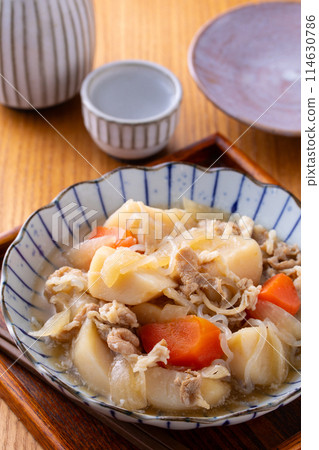 Meat and potatoes with sake 114630786