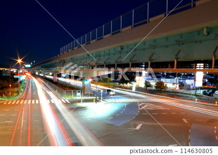 夜間從人行天橋看到汽車的光跡 夜間從人行天橋看到汽車的光跡 114630805