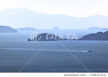 A ship leaving a wake on the Seto Inland Sea 114631324