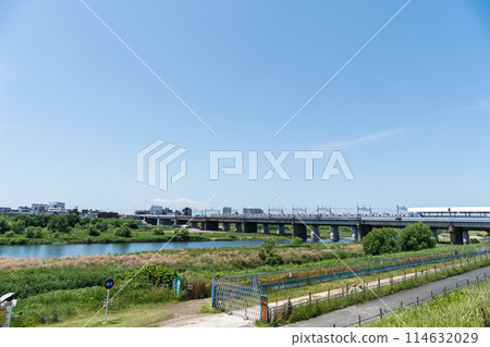 二子玉川站、玉川線和東急田園都會線列車,晴朗的春日,東京世田谷區 二子玉川站、玉川線和東急田園都會線列車,晴朗的春日,東京世田谷區 114632029