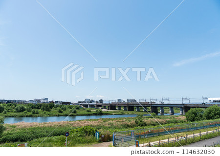 二子玉川站,東急田園都會線列車,多摩川河床,晴朗的春日,東京世田谷區 二子玉川站,東急田園都會線列車,多摩川河床,晴朗的春日,東京世田谷區 114632030
